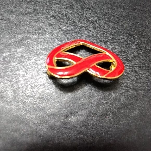 Gold tone red enamel heart brooch - Picture 4 of 8